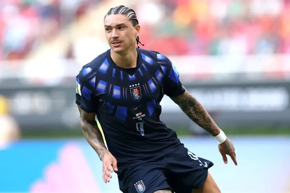 Jugador corriendo en campo durante partido de fútbol