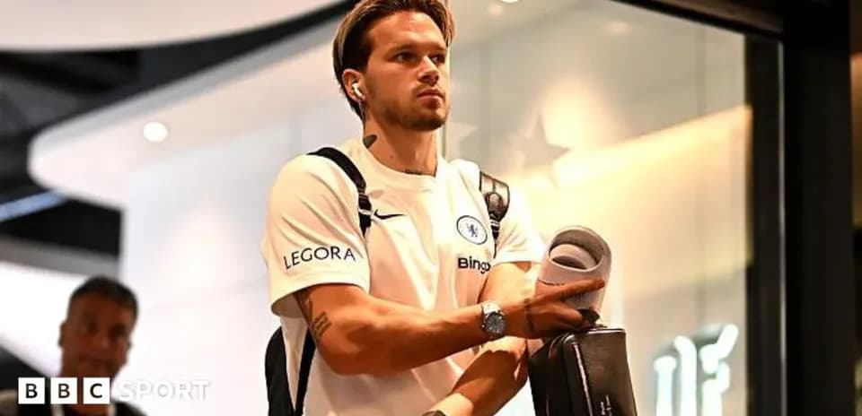 Jugador de Chelsea llegando con auriculares y maleta