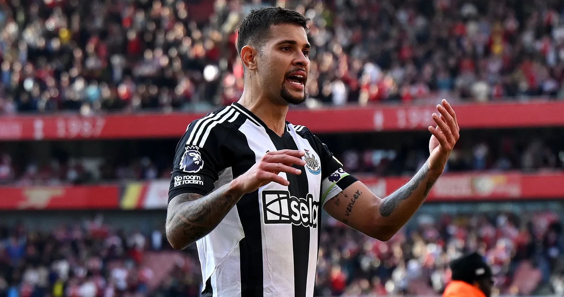 Jugador de Newcastle gesticulando durante el partido