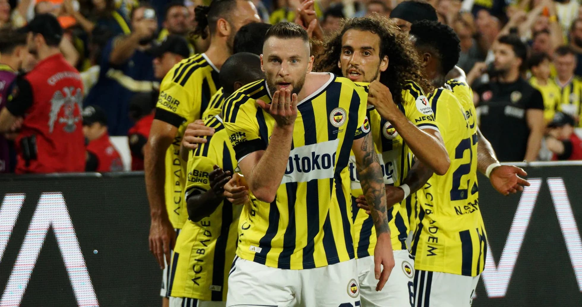 Jugadores de Fenerbahçe celebrando un gol en el estadio
