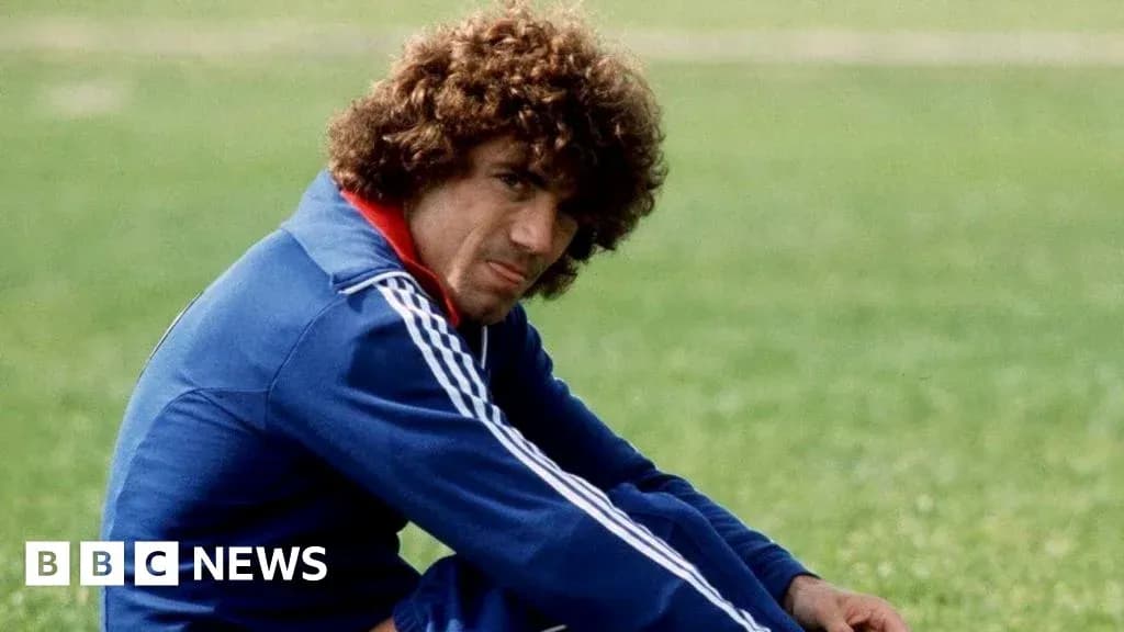 Jugador sentado en el campo durante entrenamiento