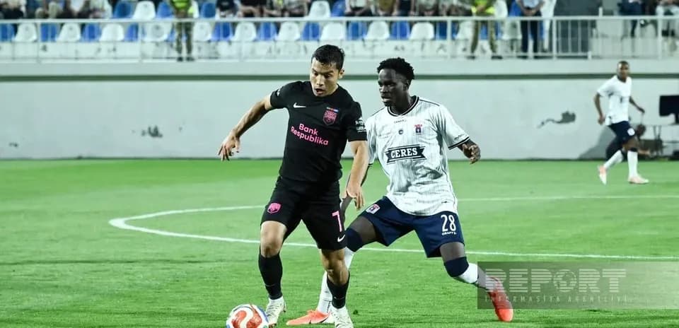 Jugador de Sabah FA driblando a Aarhus