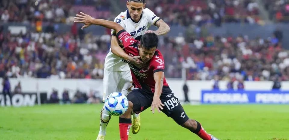 Jugadores de Atlas y U.N.A.M. luchando por el balón