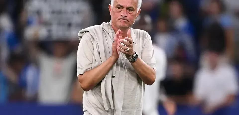 Entrenador aplaudiendo en el estadio durante el partido