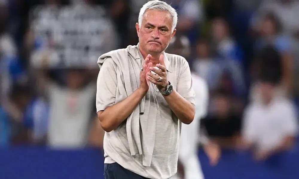 Entrenador aplaudiendo en el estadio durante el partido