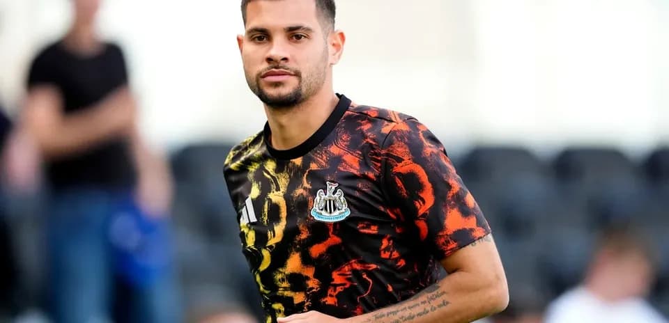 Jugador de Newcastle calentando antes del partido