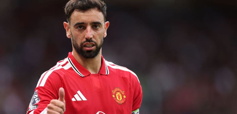 Bruno Fernandes con camiseta de Manchester United haciendo un gesto