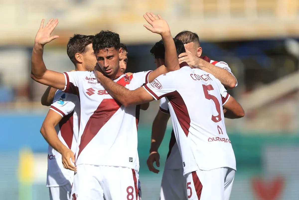 Jugadores celebrando un gol en el campo de fútbol