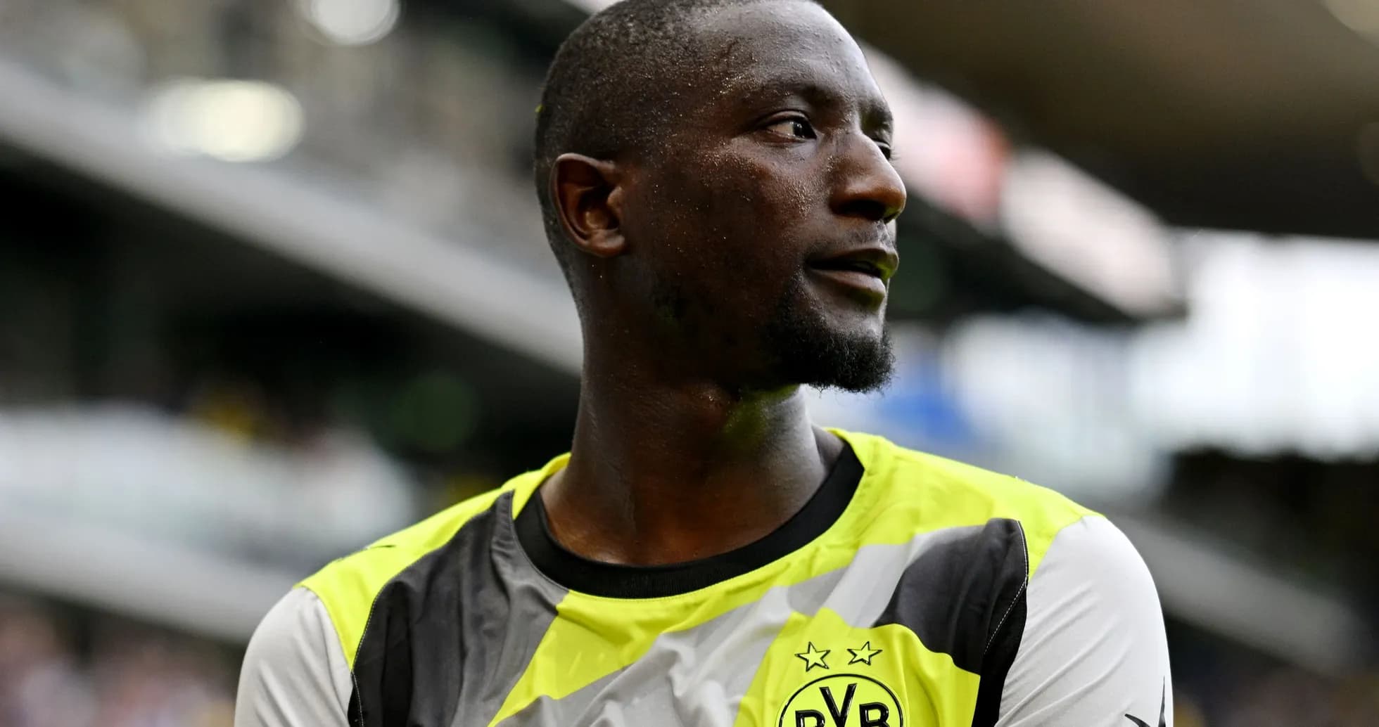 Jugador de Borussia Dortmund en uniforme amarillo y negro