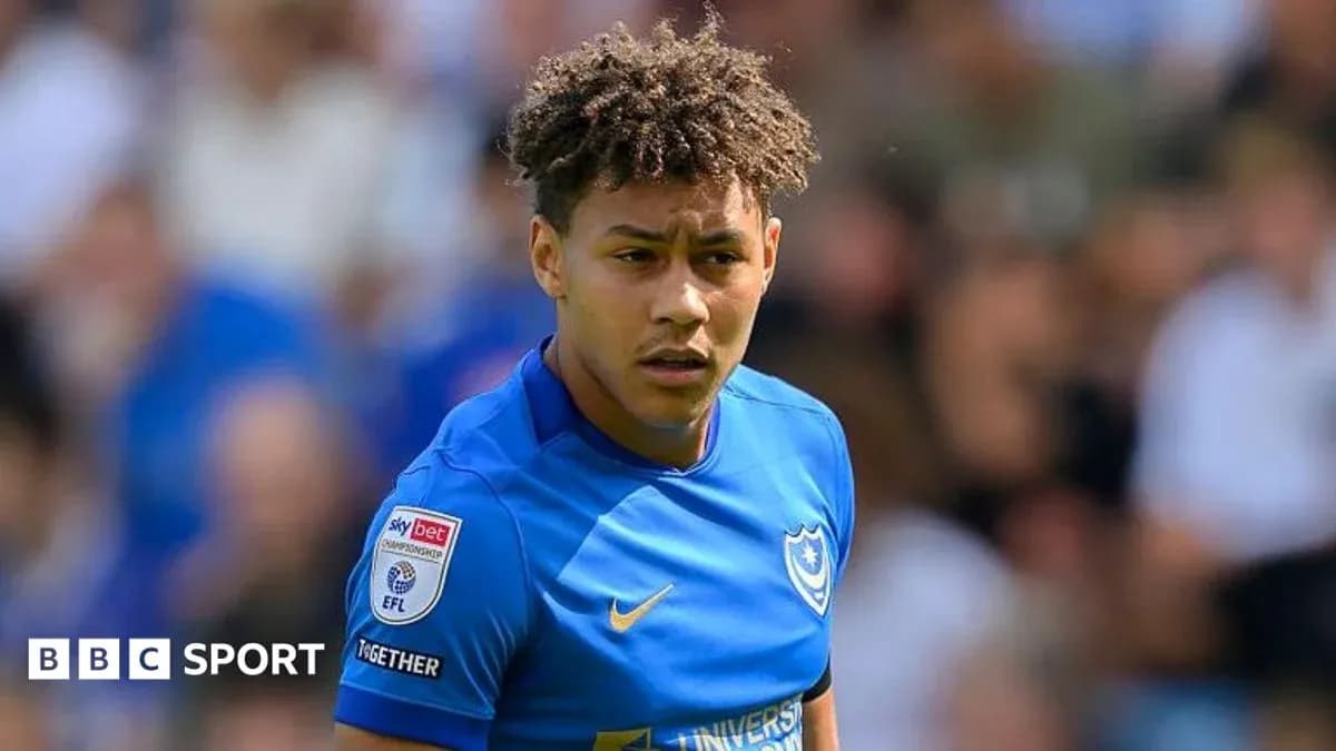 Jugador de Portsmouth en acción durante el partido