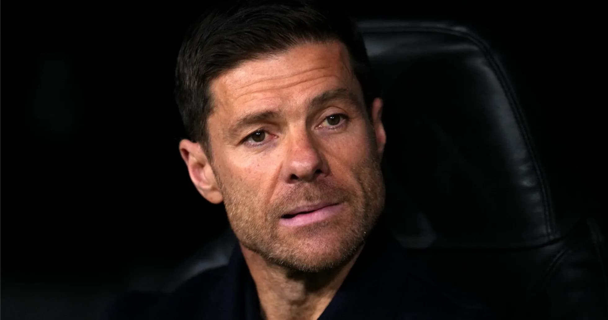 Entrenador en el banquillo durante el partido