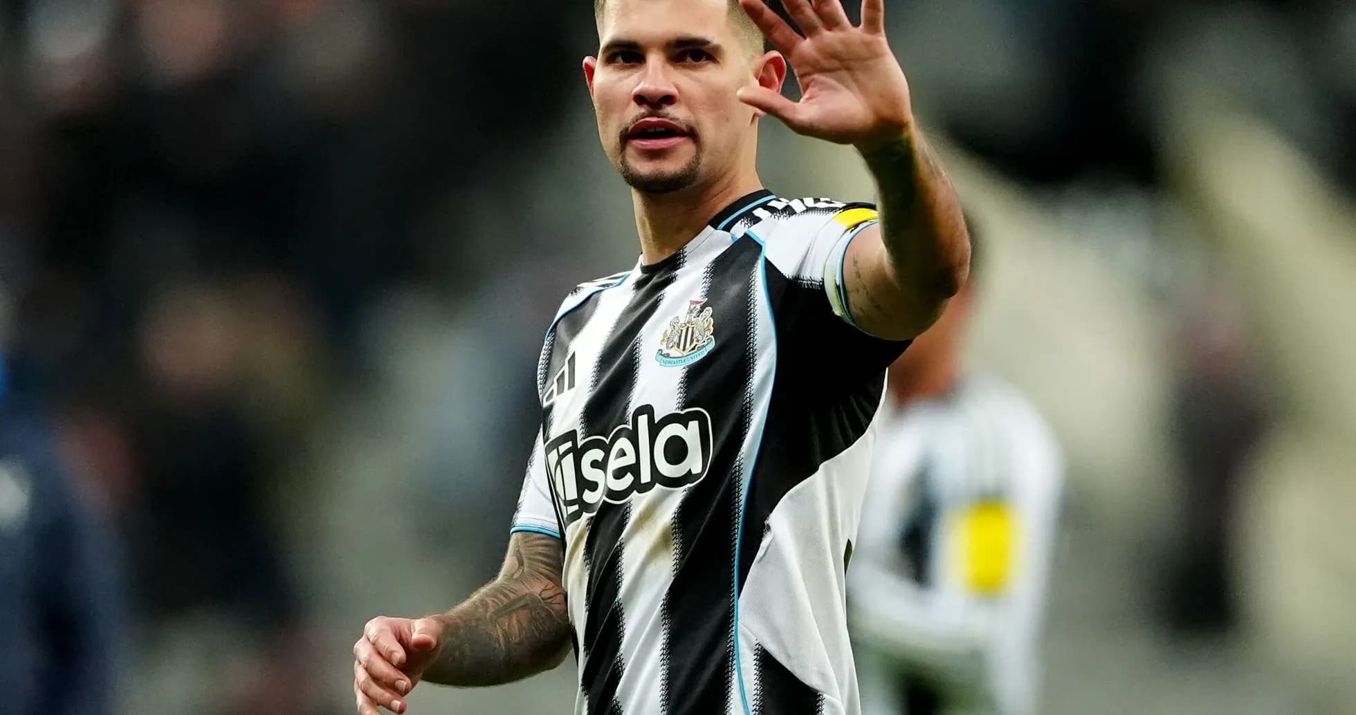 Jugador del Newcastle saludando al público