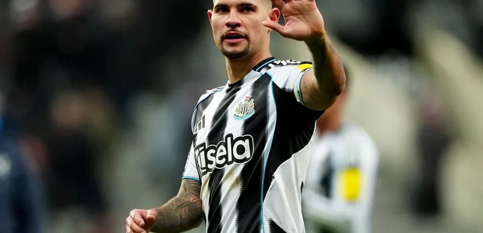 Jugador del Newcastle saludando al público
