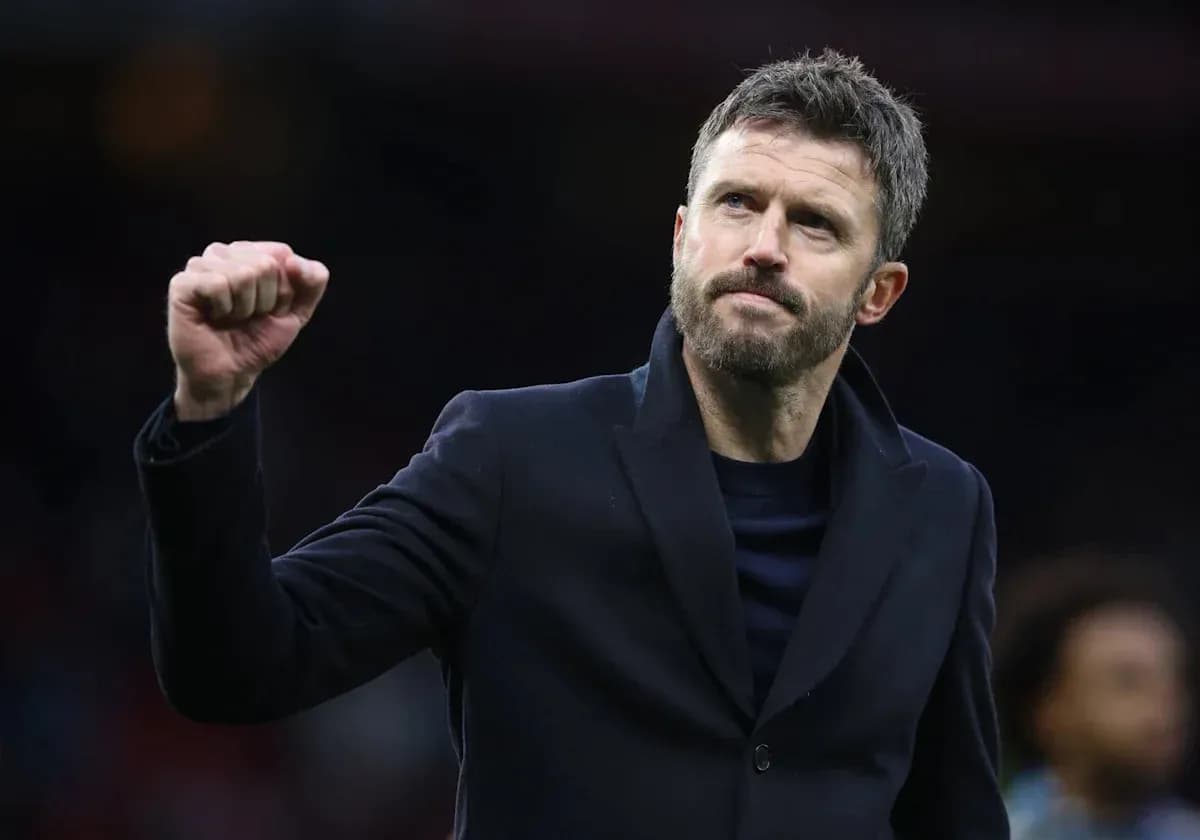 Entrenador levantando el puño en señal de victoria