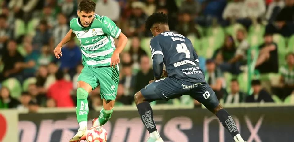 Jugador de Santos Laguna driblando a defensor