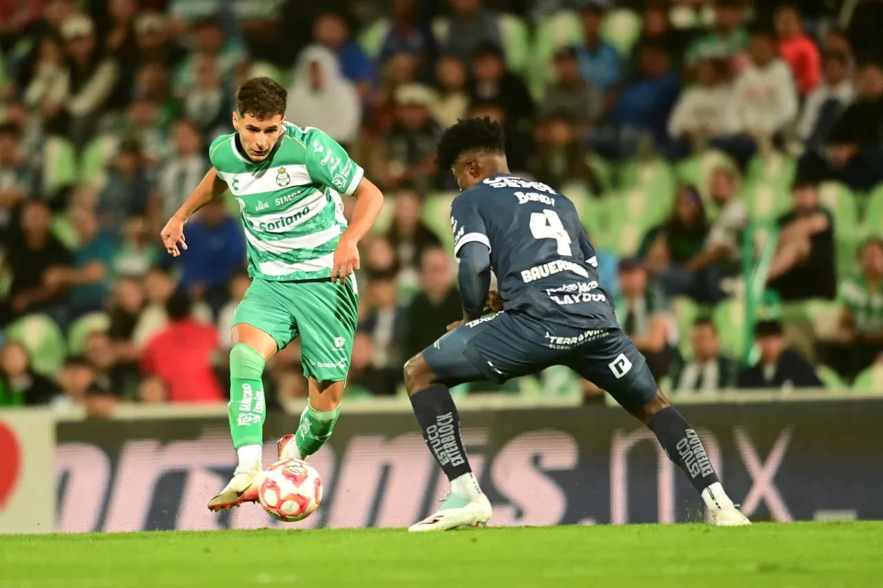 Jugador de Santos Laguna driblando a defensor
