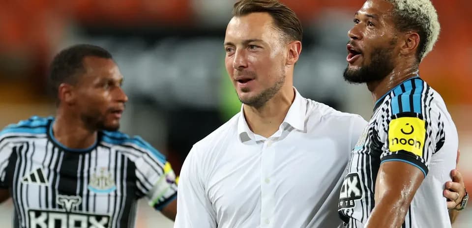Tres jugadores de Newcastle celebrando en el campo