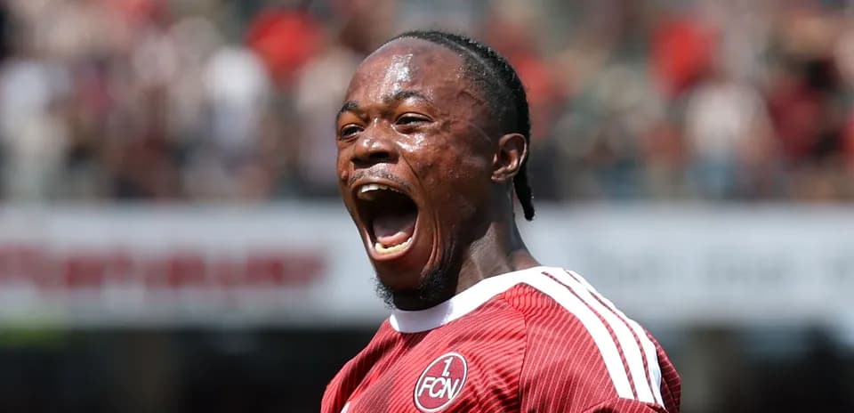 Jugador de fútbol celebrando con emoción en el campo