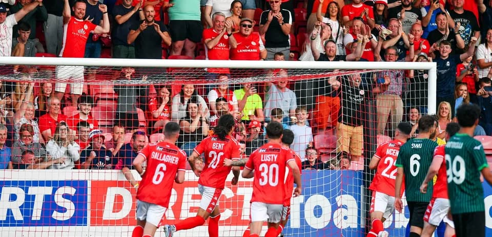 Aficionados celebrando un gol del Larne