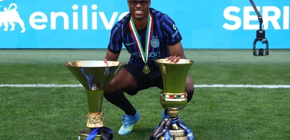 Jugador de Inter de Milán con trofeos de campeonato