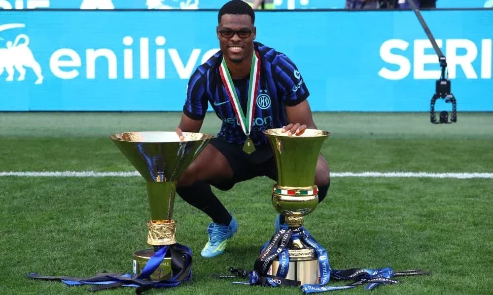 Jugador de Inter de Milán con trofeos de campeonato