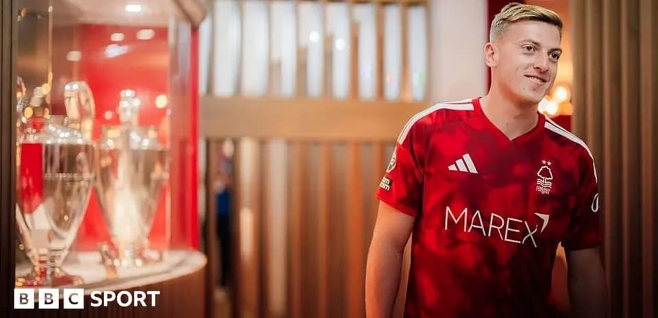 Jugador de Nottingham Forest con trofeos en fondo