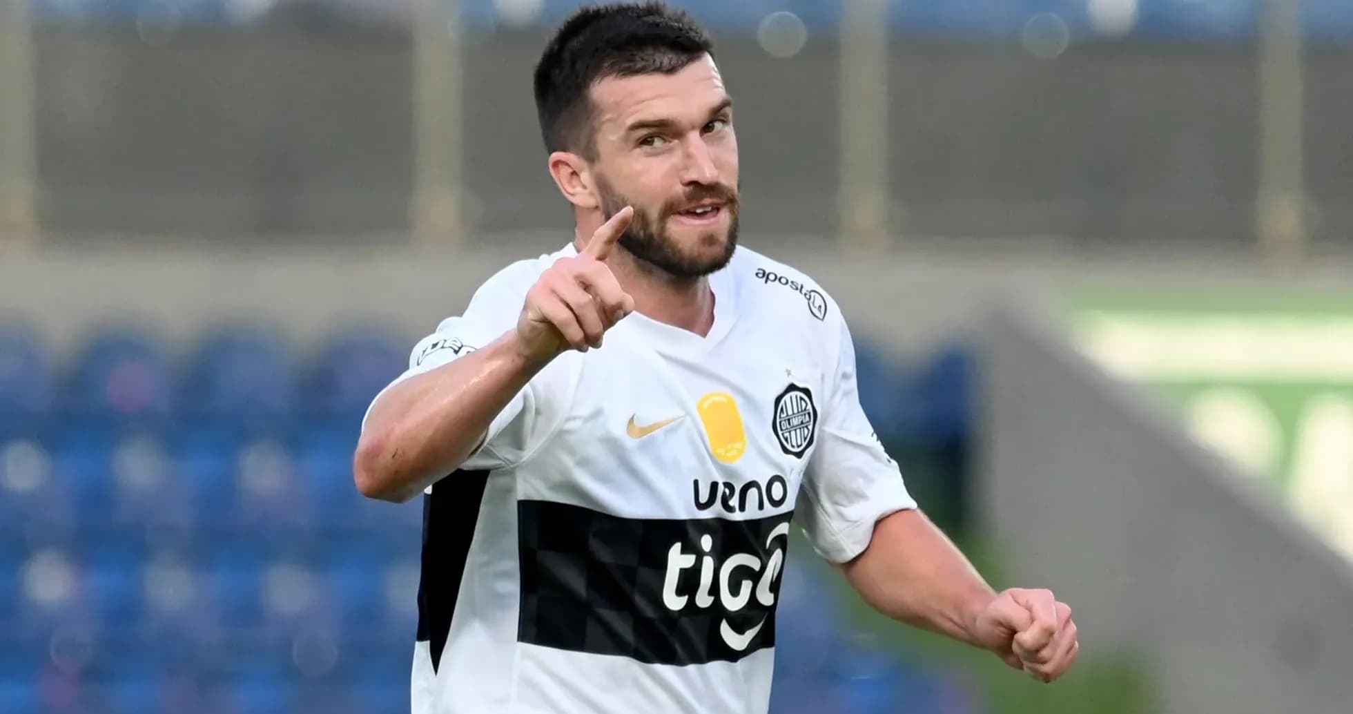 Jugador celebrando un gol en el campo