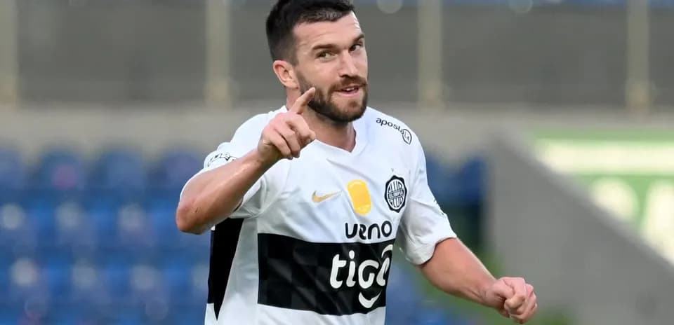 Jugador celebrando un gol en el campo