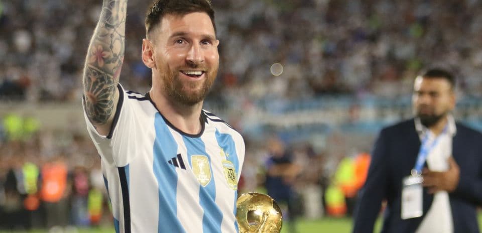 Jugador levantando el trofeo de la Copa del Mundo