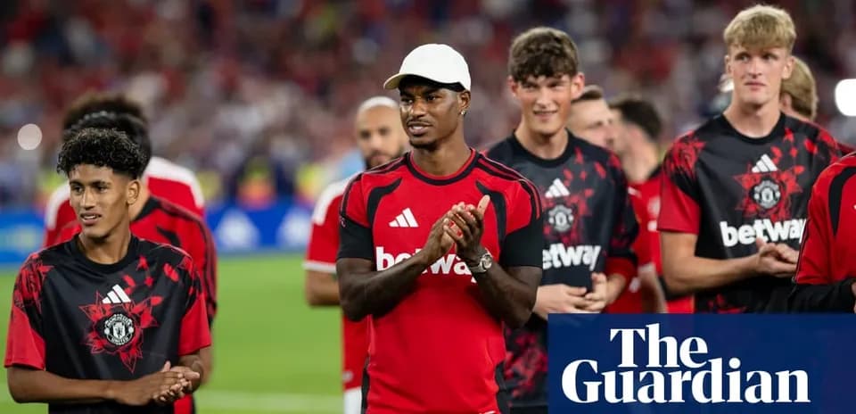 Jugadores de Manchester United en el campo tras el partido