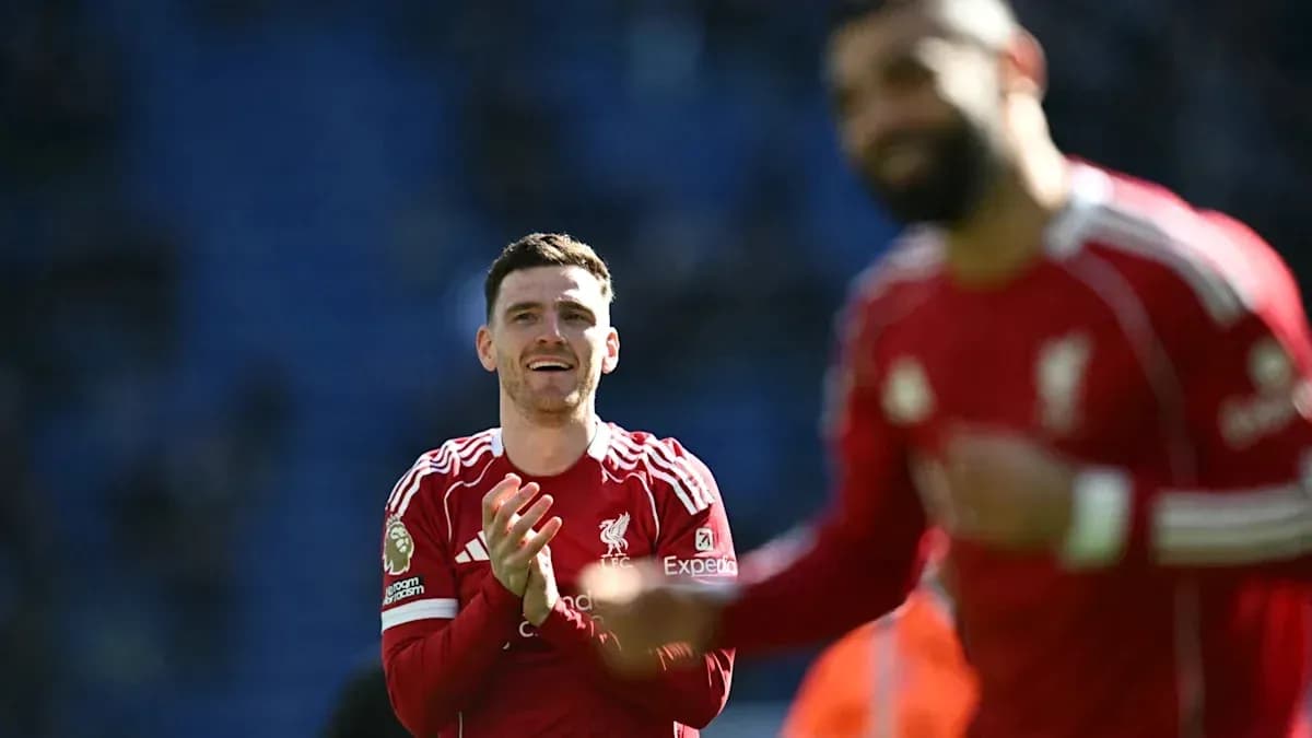 Jugadores de Liverpool celebrando en el campo