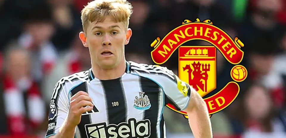 Jugador de Newcastle corriendo en el campo de fútbol
