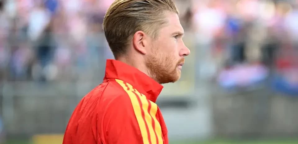 Jugador en uniforme rojo mirando hacia un lado