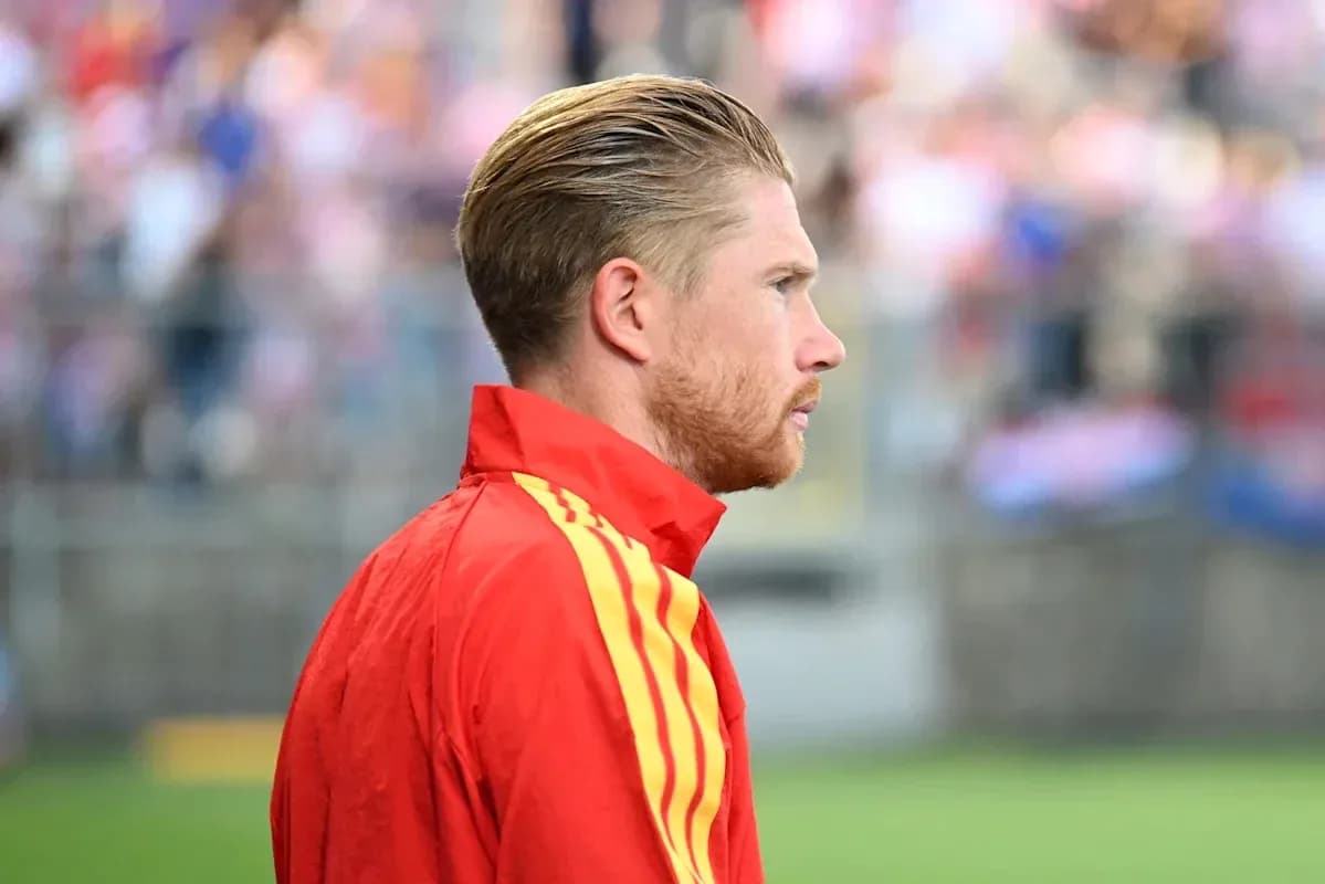 Jugador en uniforme rojo mirando hacia un lado