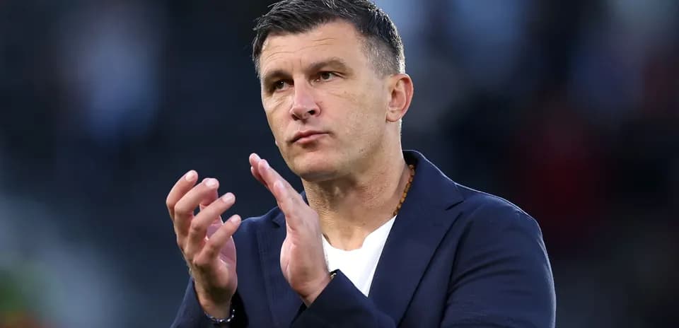 Entrenador aplaudiendo en el campo de juego