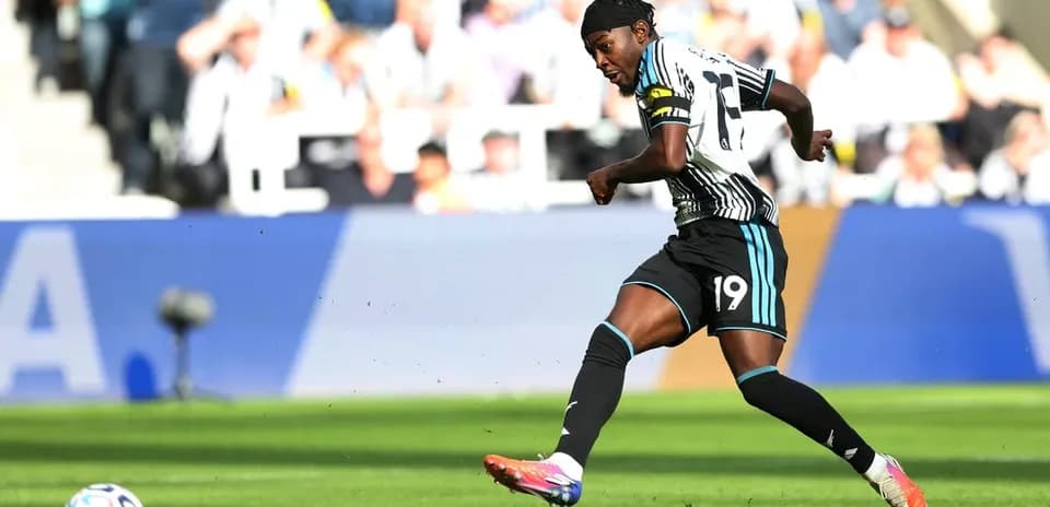 Jugador de Newcastle United disparando hacia la portería