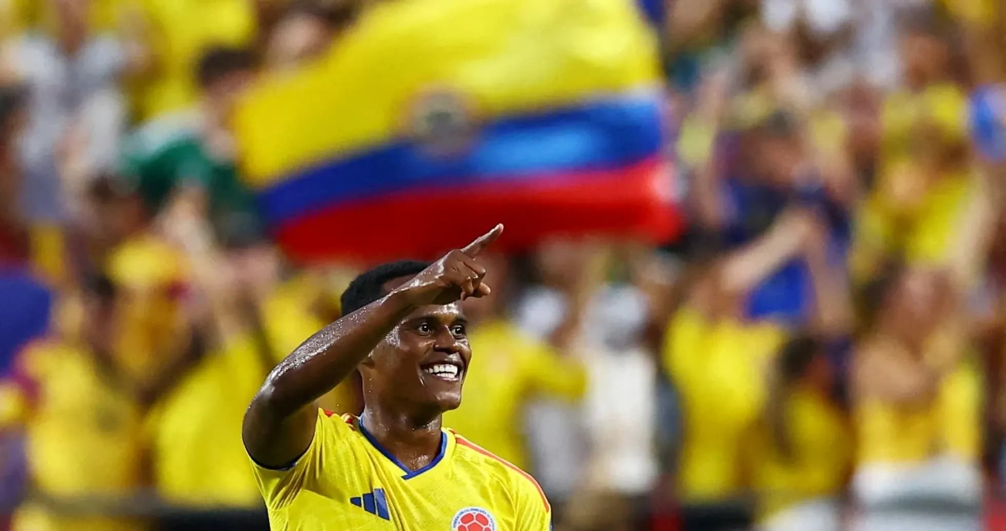 Jugador celebrando con el público en el fondo