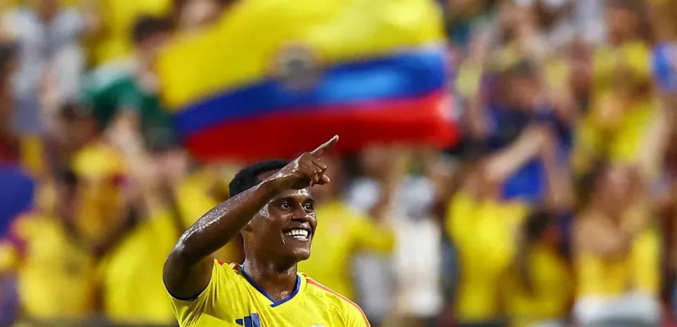 Jugador celebrando con el público en el fondo
