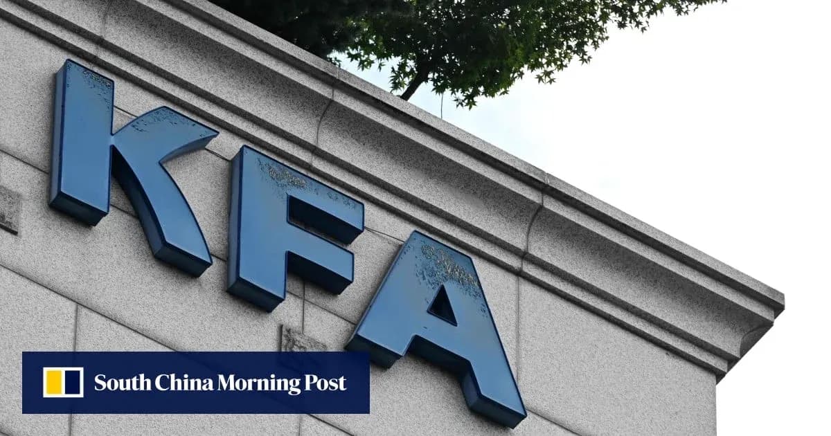 Letrero azul de KFA en edificio moderno