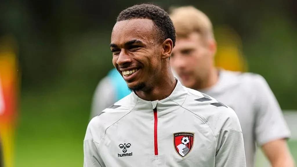 Jugador de AFC Bournemouth sonriendo durante entrenamiento