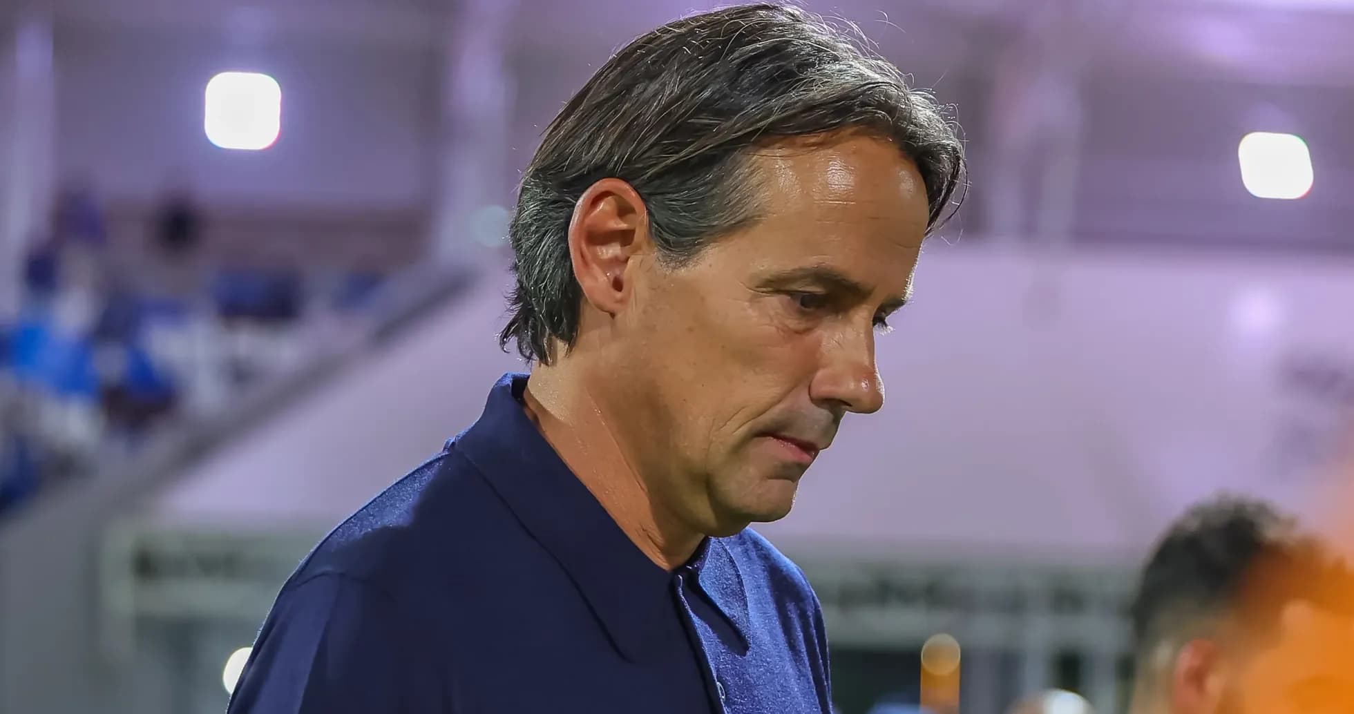 Entrenador caminando por el campo de juego