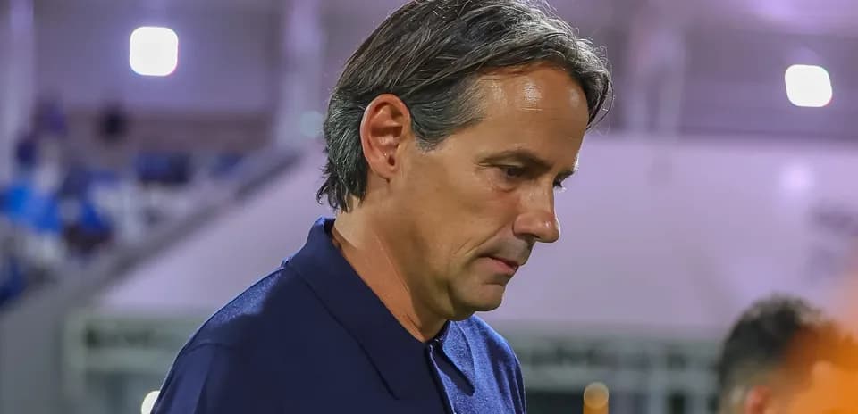 Entrenador caminando por el campo de juego