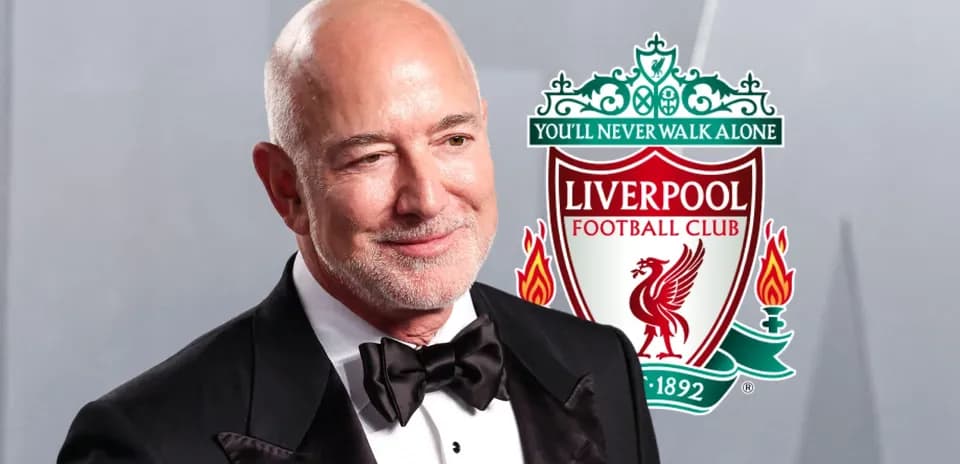 Hombre sonriendo con logo de Liverpool FC de fondo