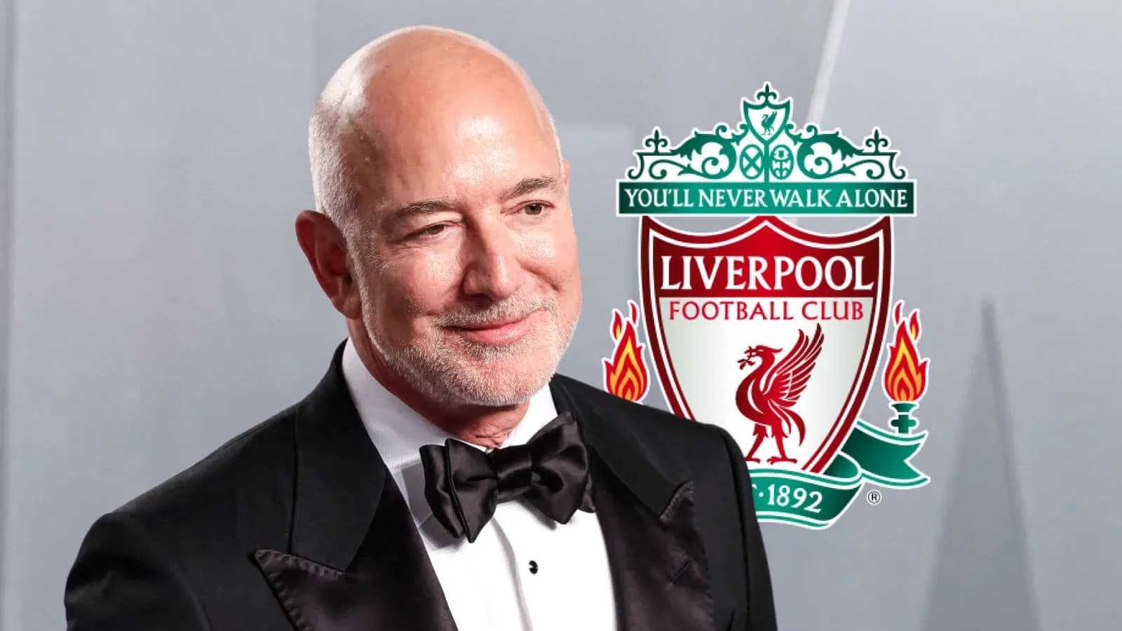 Hombre sonriendo con logo de Liverpool FC de fondo