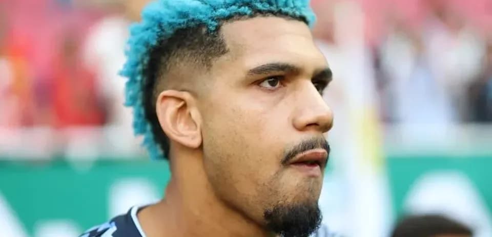 Portero con cabello azul en el campo