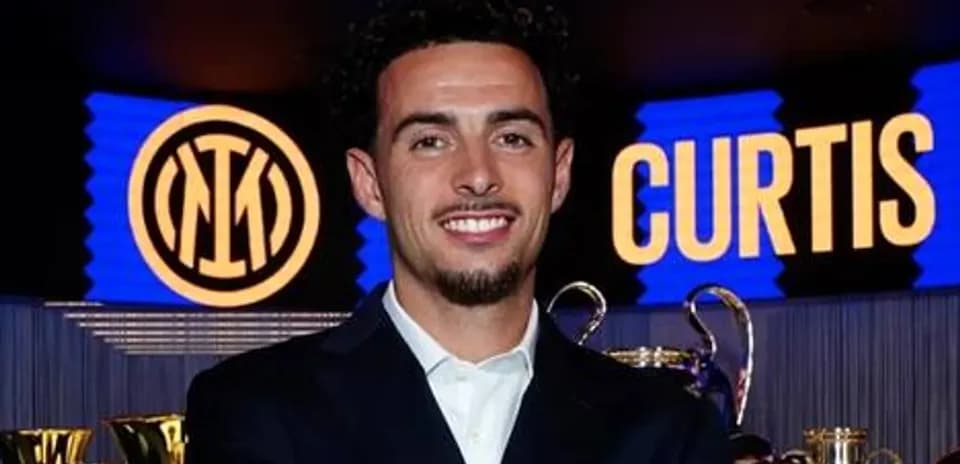 Jugador de Inter de Milán con trofeos de fondo