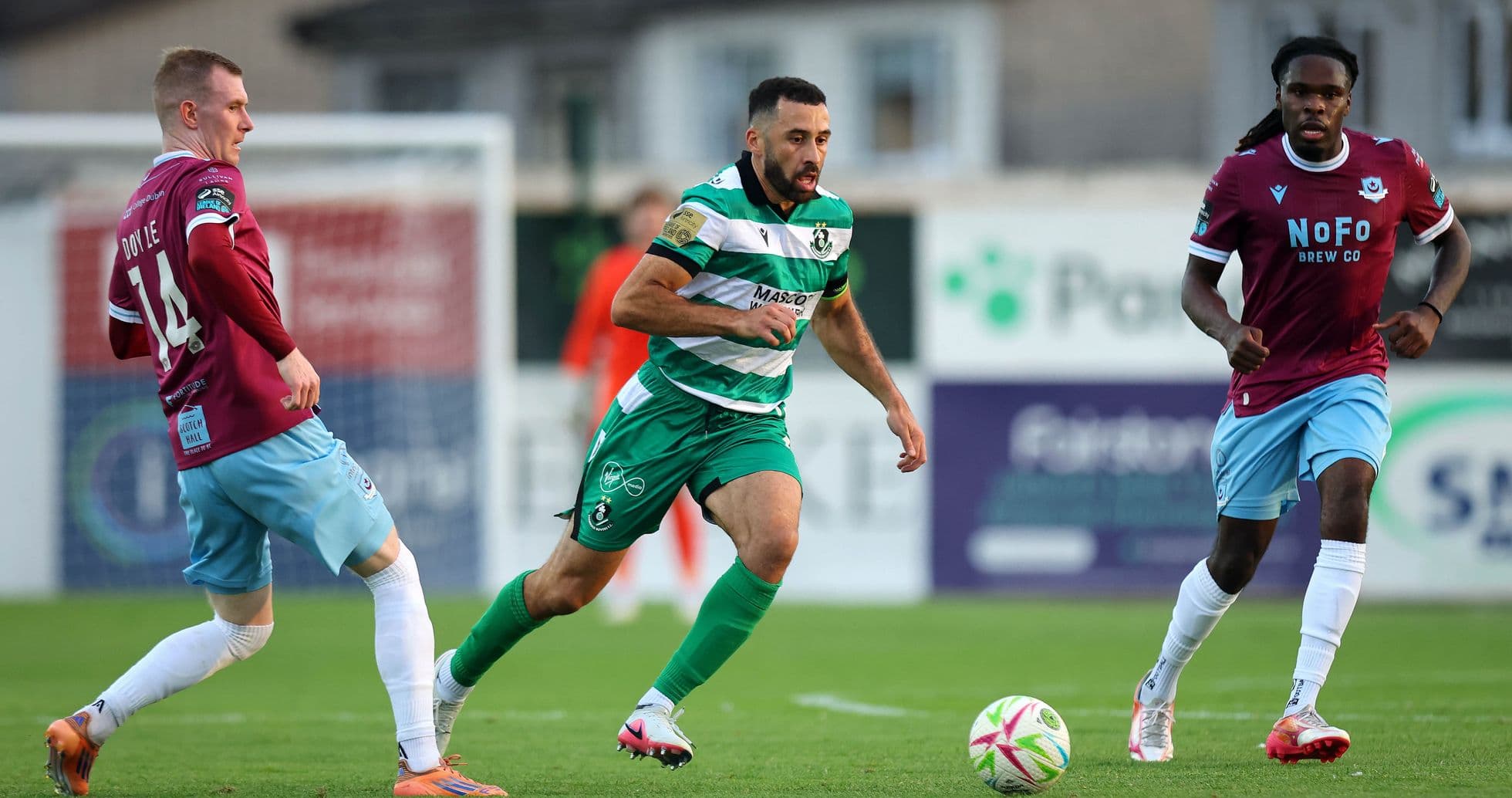 Jugador de Shamrock Rovers avanzando con el balón