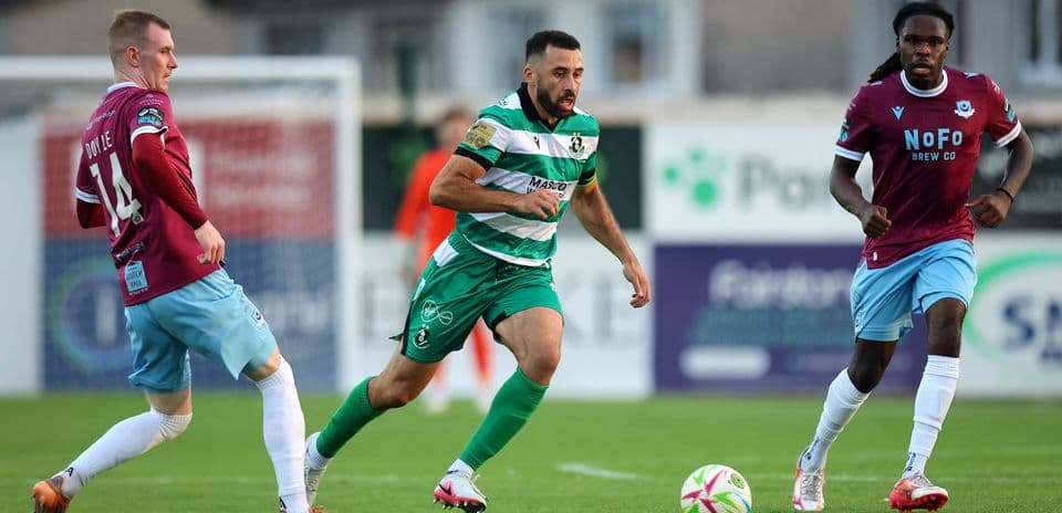 Jugador de Shamrock Rovers avanzando con el balón