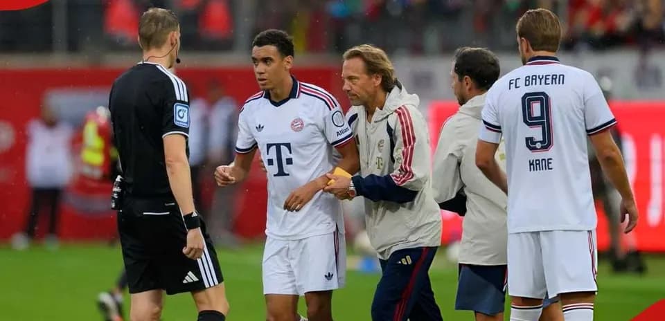 Jugador de Bayern Munich conversando con el árbitro