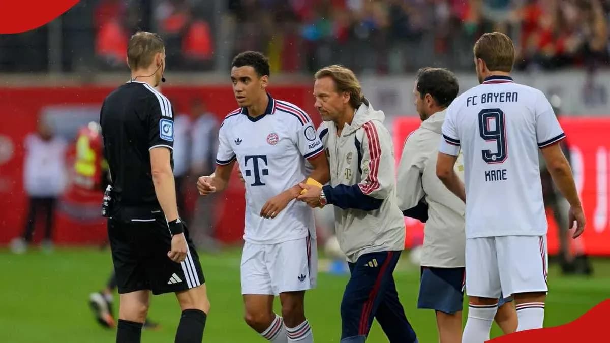 Jugador de Bayern Munich conversando con el árbitro